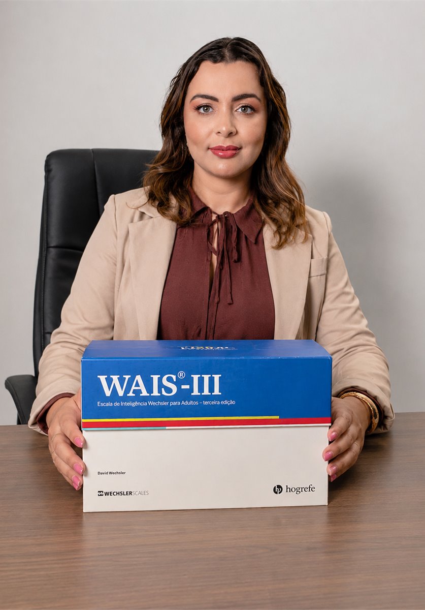 Fabiane Pires no consultório com o instrumento de avaliação WAIS-III
