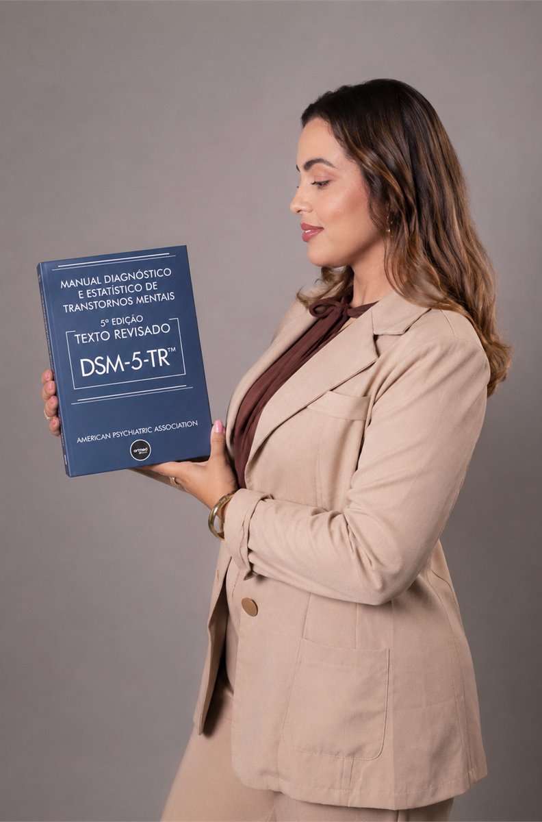 Fabiane Pires com o Manual Diagnóstico e Estatístico de Transtornos Mentais (DSM-5-TR)